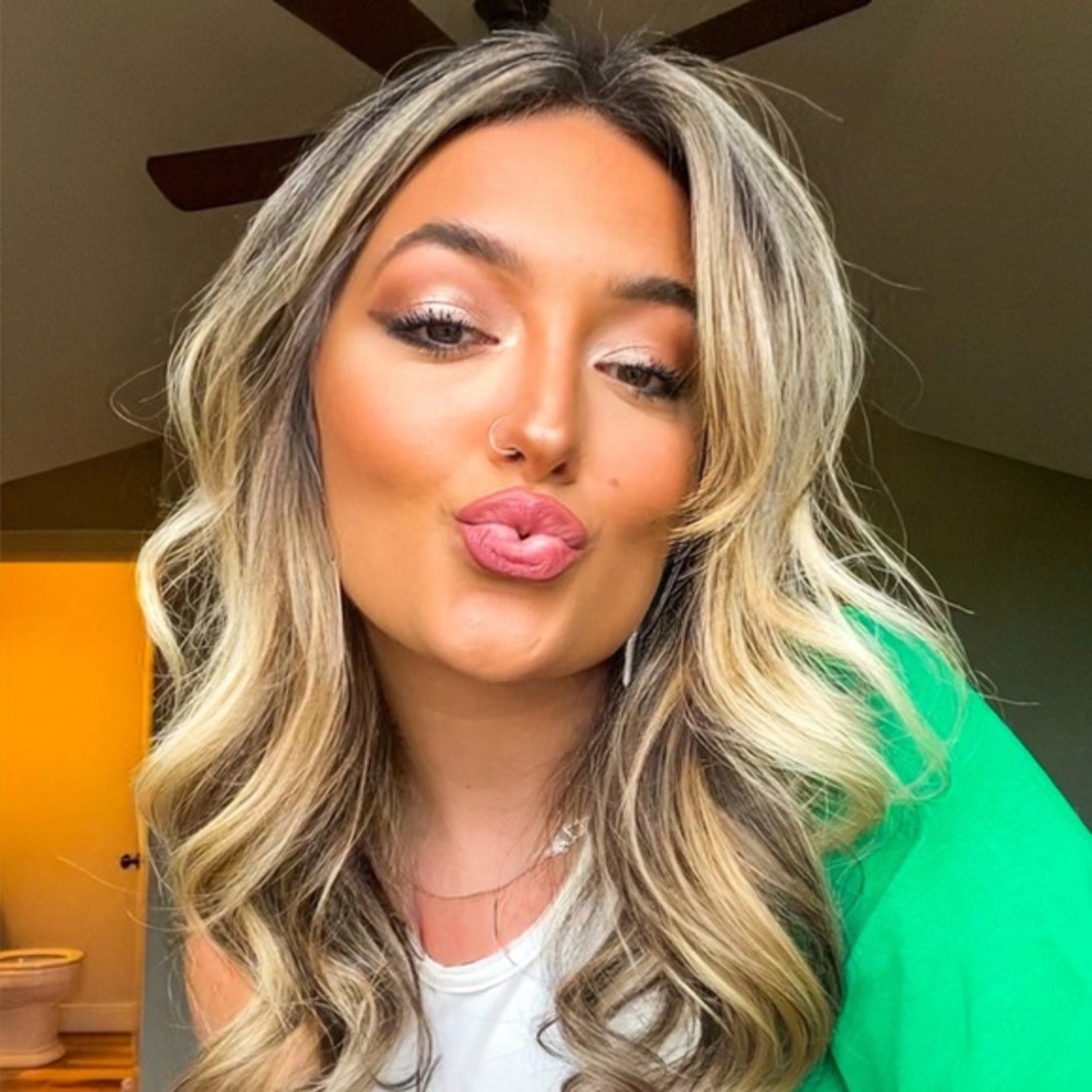 Hi! I’m Talisa here to clean out my closet! Make me offers!